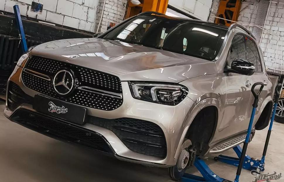 Устраняем биение в руль и вибрации на клубном Mercedes GLE с помощью топового Шиномонтаж на вибростенденого оборудования Hunter!
